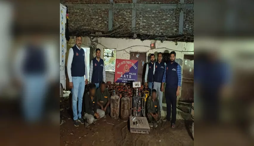 LPG सिलेंडरों की अवैध जमाखोरी का भंडाफोड़, तीन आरोपी गिरफ्तार LPG सिलेंडरों की अवैध जमाखोरी का भंडाफोड़, तीन आरोपी गिरफ्तार
