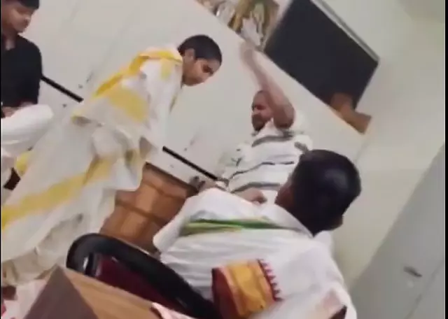 Ujjain: नेशनल इंस्टीट्यूट ऑफ वैदिक स्टडीज़ में शिक्षक ने छात्र को बेरहमी से पीटा Ujjain: नेशनल इंस्टीट्यूट ऑफ वैदिक स्टडीज़ में शिक्षक ने छात्र को बेरहमी से पीटा