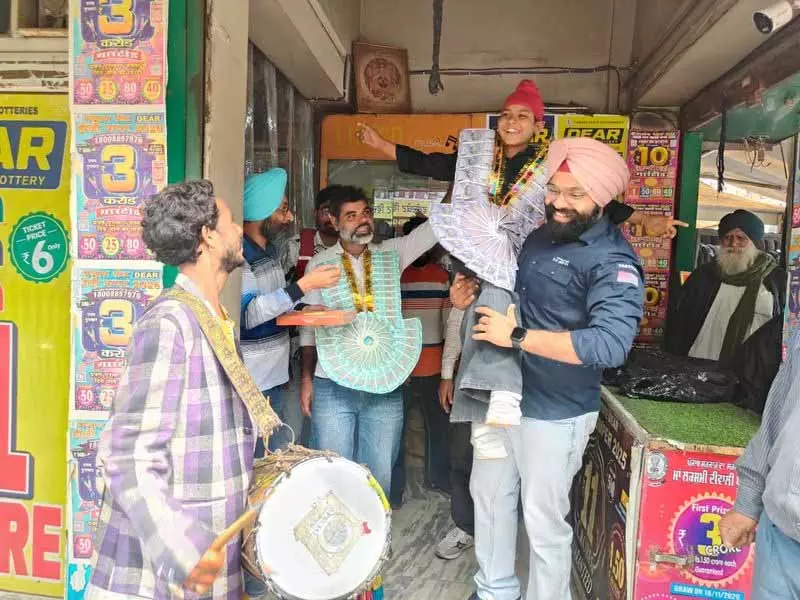 Ferozepur के बाल पुरस्कार विजेता ने 5 लाख रुपये की लॉटरी जीती Ferozepur के बाल पुरस्कार विजेता ने 5 लाख रुपये की लॉटरी जीती