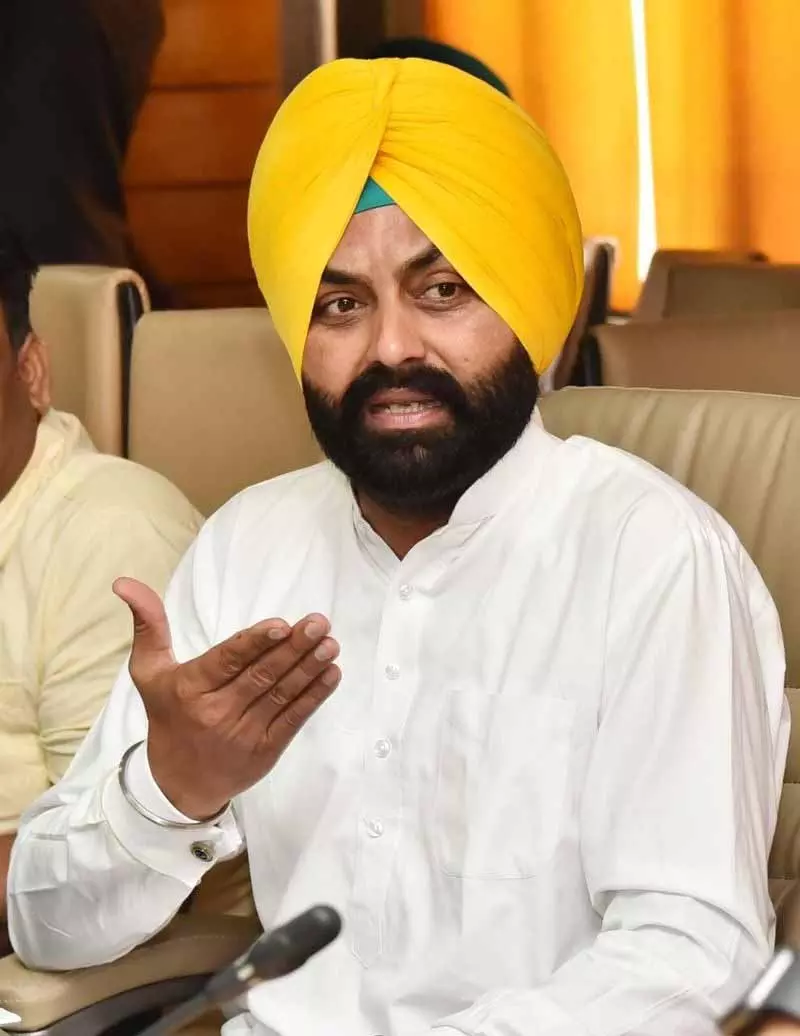 Punjab: वेयरहाउसिंग अधिकारी की मौत के मामले में पत्नी ने बात मानो या ज़हर खा लो धमकी का आरोप लगाया Punjab: वेयरहाउसिंग अधिकारी की मौत के मामले में पत्नी ने बात मानो या ज़हर खा लो धमकी का आरोप लगाया