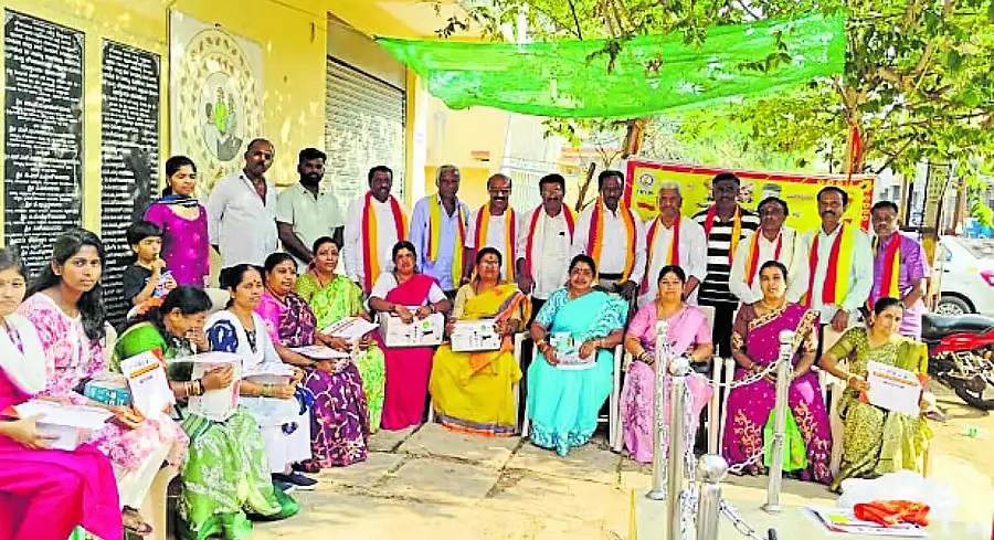 Karnataka : रंगोली प्रतियोगिता के विजेताओं के लिए पुरस्कार Karnataka : रंगोली प्रतियोगिता के विजेताओं के लिए पुरस्कार