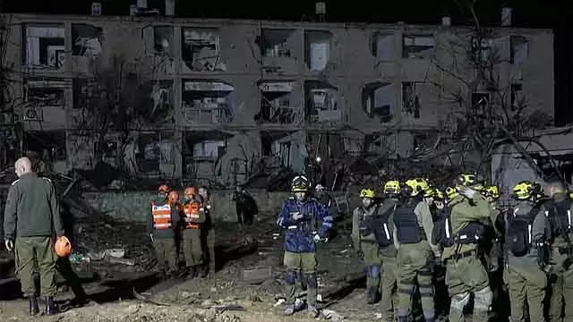 दक्षिणी इज़राइल के दो कस्बों में ईरान के मिसाइल हमले, 100+ घायल दक्षिणी इज़राइल के दो कस्बों में ईरान के मिसाइल हमले, 100+ घायल