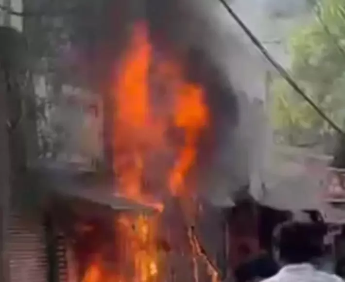 कपड़ा शॉप में लगी आग, पूरा स्टॉक जलकर खाक कपड़ा शॉप में लगी आग, पूरा स्टॉक जलकर खाक