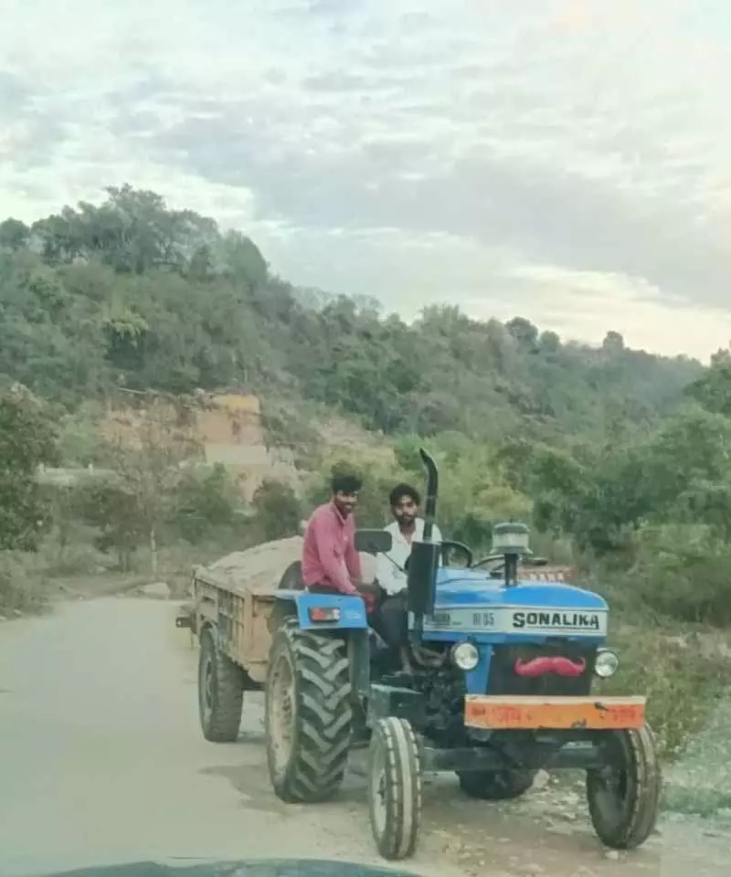धीरा नाले में अवैध खनन बेरोकटोक जारी, Kangra के सुल्लाह विधानसभा क्षेत्र में पुल और खेत खतरे में धीरा नाले में अवैध खनन बेरोकटोक जारी, Kangra के सुल्लाह विधानसभा क्षेत्र में पुल और खेत खतरे में