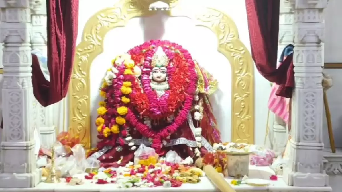 MP : चैत्र नवरात्रि में छतरपुर में 300 साल पुराने मां खैरी की देवी मंदिर में भक्तों की भारी भीड़ उमड़ी MP : चैत्र नवरात्रि में छतरपुर में 300 साल पुराने मां खैरी की देवी मंदिर में भक्तों की भारी भीड़ उमड़ी