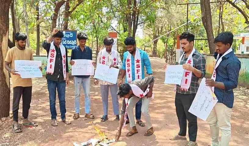 बजट का केवल 8 प्रतिशत हिस्सा शिक्षा क्षेत्र के लिए आवंटित किया गया है: SFI बजट का केवल 8 प्रतिशत हिस्सा शिक्षा क्षेत्र के लिए आवंटित किया गया है: SFI