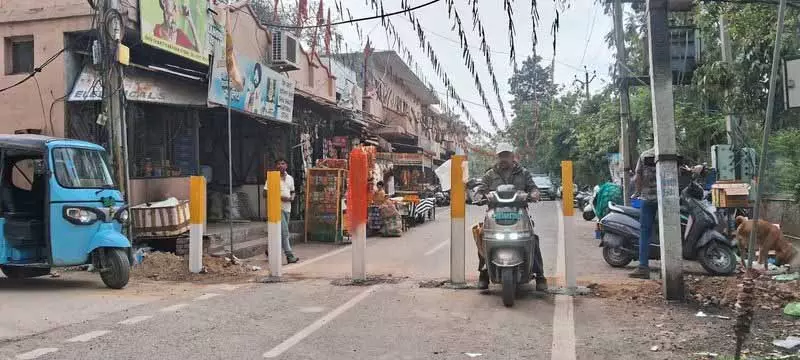 Jalandhar की कालिया कॉलोनी में सड़क पर लगे लोहे के बैरियर हटाए गए Jalandhar की कालिया कॉलोनी में सड़क पर लगे लोहे के बैरियर हटाए गए