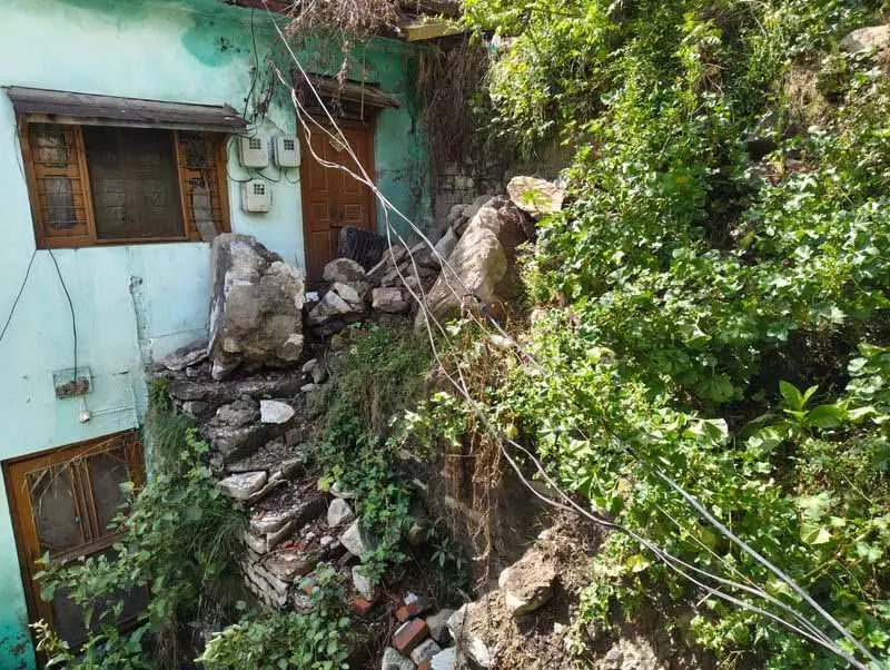 Kullu के अखारा बाज़ार में दो दिनों में दूसरी बार भूस्खलन, 25 घरों पर खतरा Kullu के अखारा बाज़ार में दो दिनों में दूसरी बार भूस्खलन, 25 घरों पर खतरा