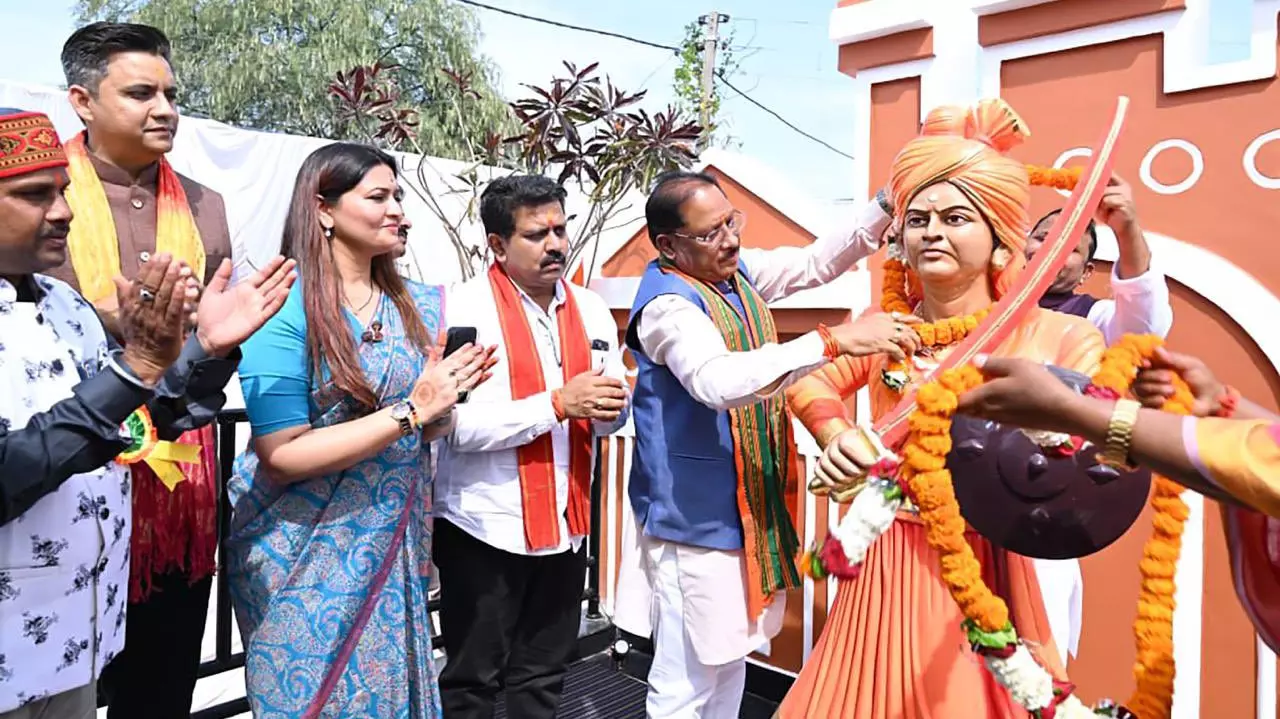 CM साय ने सेमरिया में वीरांगना रानी अवंती बाई लोधी की प्रतिमा का किया अनावरण CM साय ने सेमरिया में वीरांगना रानी अवंती बाई लोधी की प्रतिमा का किया अनावरण