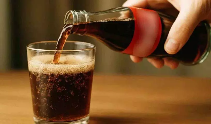 अगर आप गर्मियों की वजह से Cold Drinks पी रहे हैं, तो जान लें कि वे हमारी सेहत पर कैसा असर डालती अगर आप गर्मियों की वजह से Cold Drinks पी रहे हैं, तो जान लें कि वे हमारी सेहत पर कैसा असर डालती