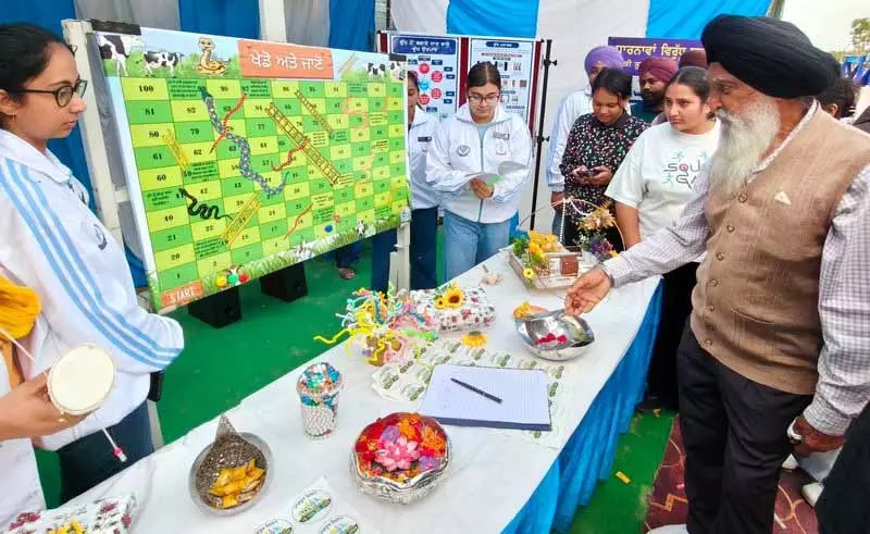 Ludhiana: किसानों ने खेला शिक्षाप्रद सांप-सीढ़ी का खेल Ludhiana: किसानों ने खेला शिक्षाप्रद सांप-सीढ़ी का खेल