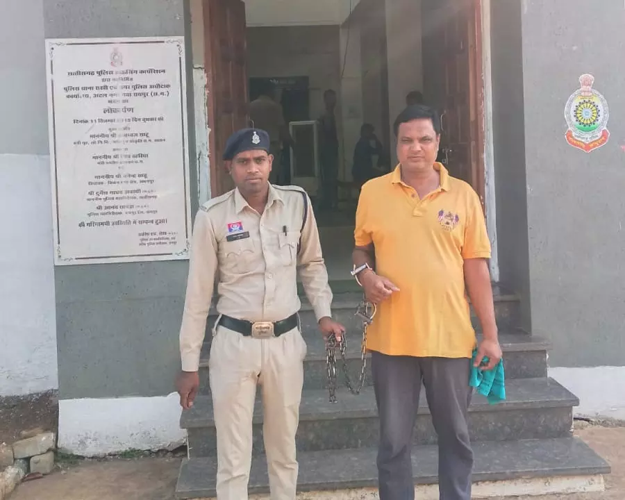 व्यवसायी ब्लैकमेलिंग के आरोप में गिरफ्तार, EOW अधिकारी बनकर दोस्त से कर रहा था उगाही व्यवसायी ब्लैकमेलिंग के आरोप में गिरफ्तार, EOW अधिकारी बनकर दोस्त से कर रहा था उगाही