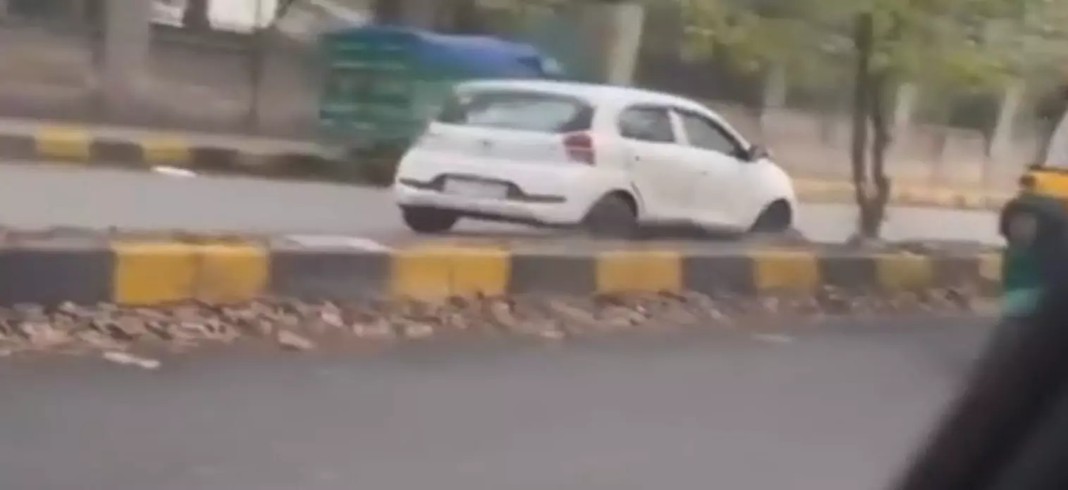 कार के बोनट पर ट्रैफिक पुलिसकर्मी को घसीटने का मामला सामने आया, खौफनाक मंजर LIVE.... कार के बोनट पर ट्रैफिक पुलिसकर्मी को घसीटने का मामला सामने आया, खौफनाक मंजर LIVE....
