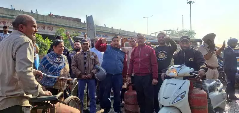 लुधियाना के निवासियों ने LPG डिलीवरी में देरी को लेकर सड़क जाम की लुधियाना के निवासियों ने LPG डिलीवरी में देरी को लेकर सड़क जाम की