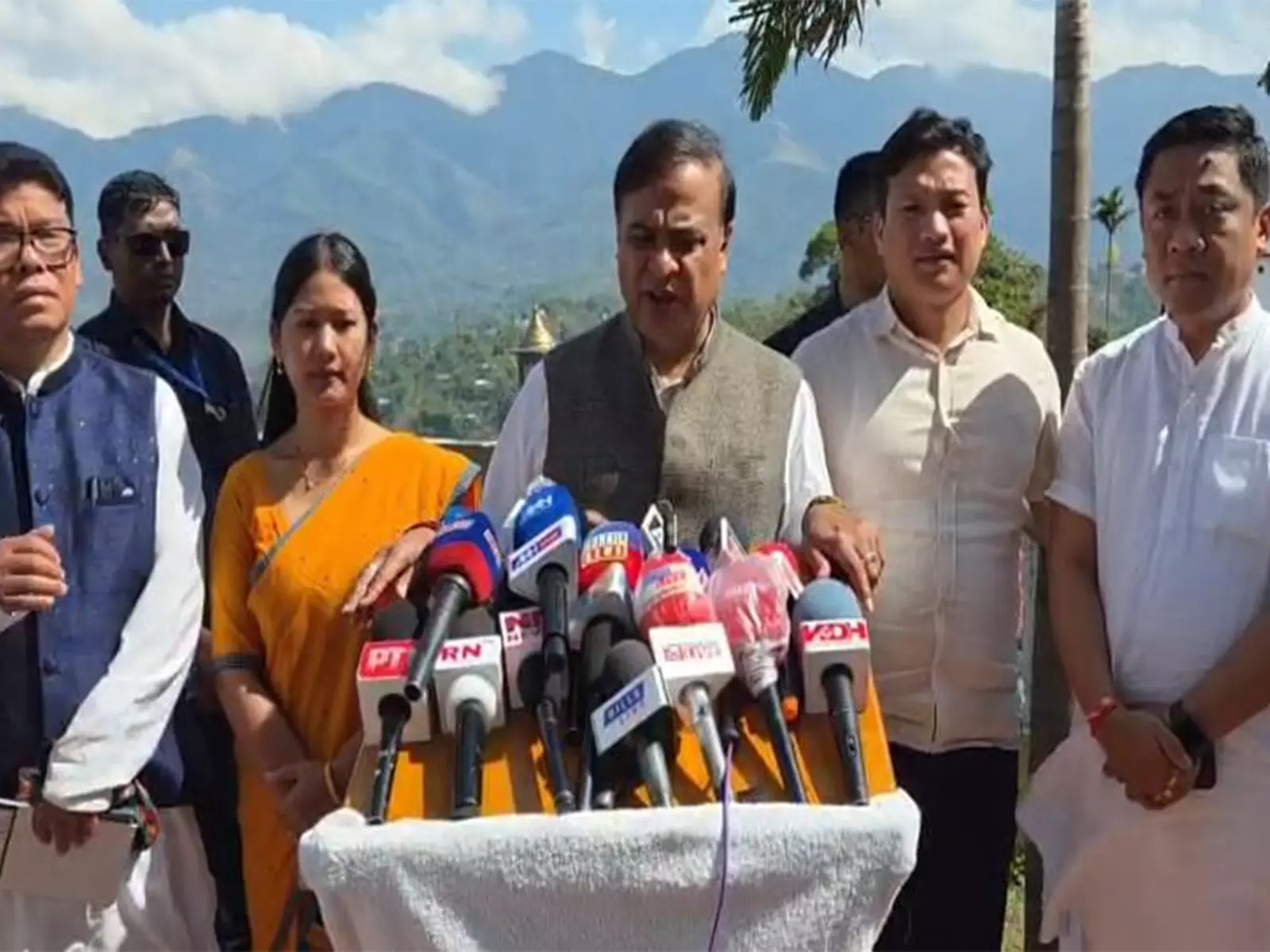 असम के मुख्यमंत्री हिमंत सरमा ने तिनसुकिया में ULFA(I) के संदिग्ध हमले की निंदा की असम के मुख्यमंत्री हिमंत सरमा ने तिनसुकिया में ULFA(I) के संदिग्ध हमले की निंदा की
