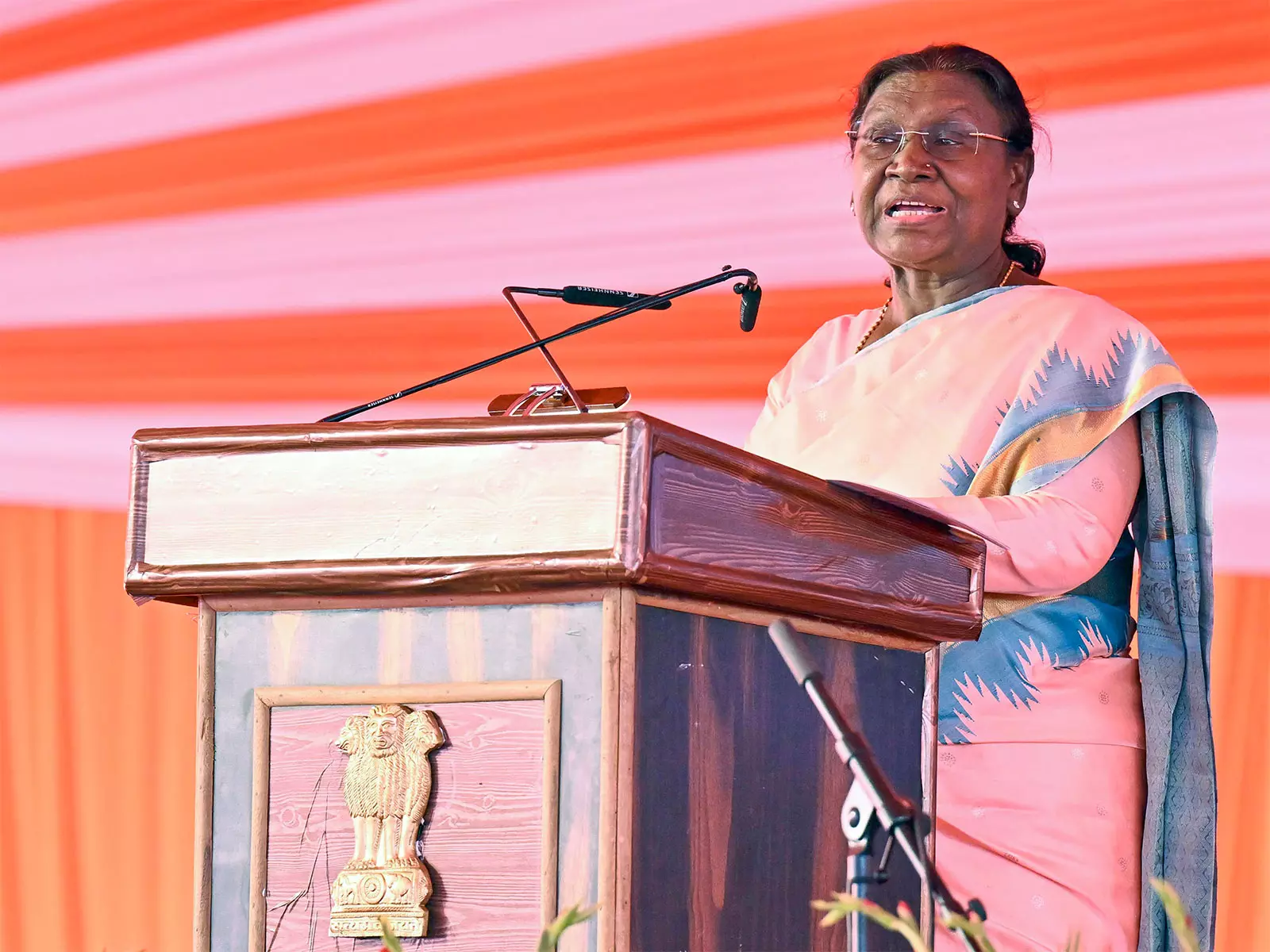 राष्ट्रपति Murmu ने बिहार दिवस की शुभकामनाओं में सुनहरे भविष्य की उम्मीद जताई राष्ट्रपति Murmu ने बिहार दिवस की शुभकामनाओं में सुनहरे भविष्य की उम्मीद जताई