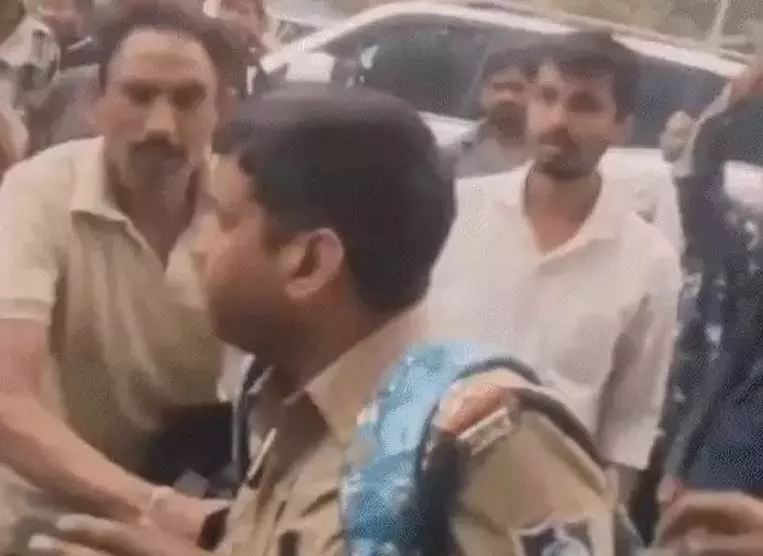 ग्वालियर में एसआई पर हमला, विवाद सुलझाने गया फिर खुद फसा ग्वालियर में एसआई पर हमला, विवाद सुलझाने गया फिर खुद फसा