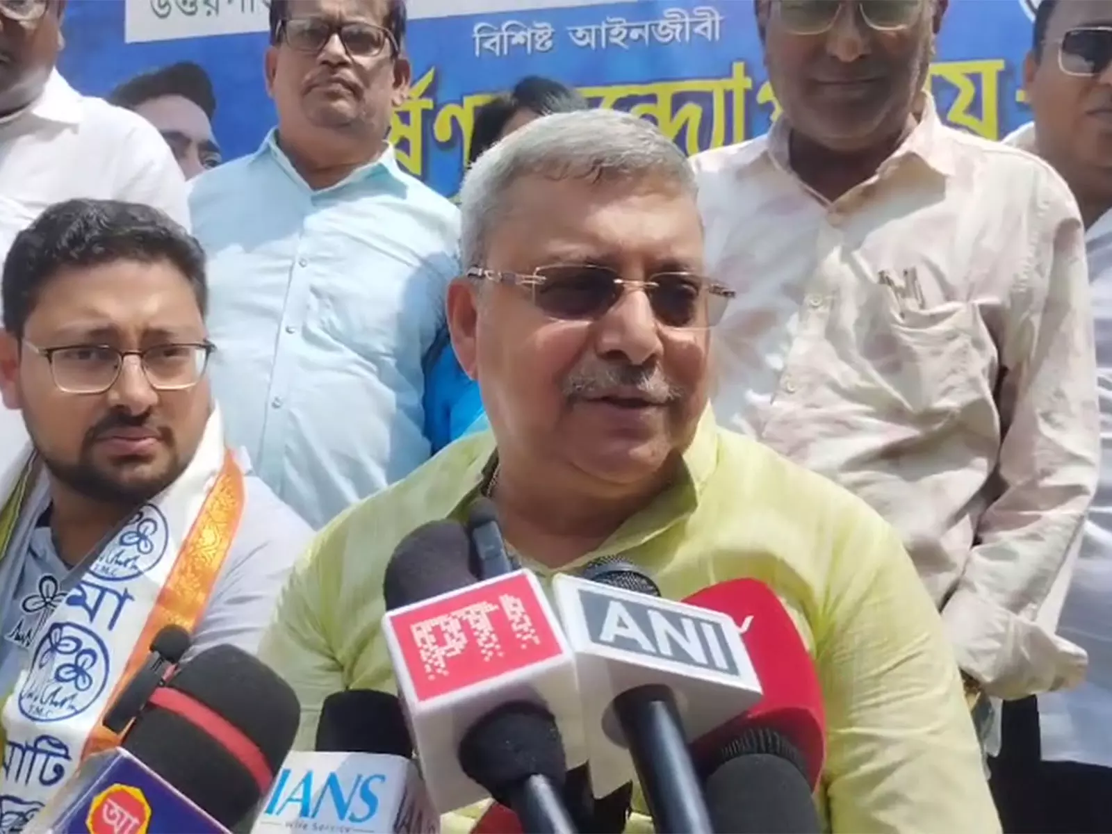 पश्चिम बंगाल चुनावों से पहले अधिकारियों के तबादले को लेकर TMC के कल्याण बनर्जी ने ECI पर साधा निशाना पश्चिम बंगाल चुनावों से पहले अधिकारियों के तबादले को लेकर TMC के कल्याण बनर्जी ने ECI पर साधा निशाना