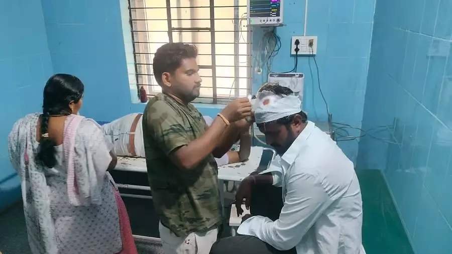 Gurmatkal : मंदिर की दीवार पर बैठे लोगों पर भीड़ ने हमला कर दिया Gurmatkal : मंदिर की दीवार पर बैठे लोगों पर भीड़ ने हमला कर दिया