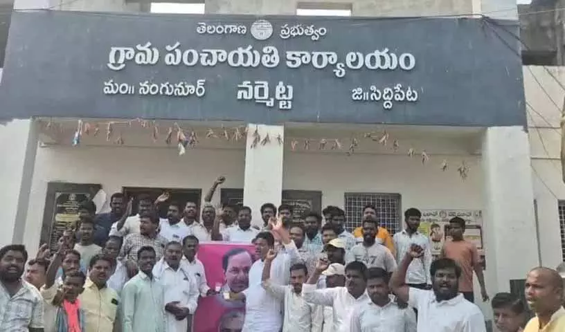 नर्मेटा ऑयल पाम फैक्ट्री के उद्घाटन के दौरान BRS कार्यकर्ताओं ने KCR का पालाभिषेकम किया नर्मेटा ऑयल पाम फैक्ट्री के उद्घाटन के दौरान BRS कार्यकर्ताओं ने KCR का पालाभिषेकम किया