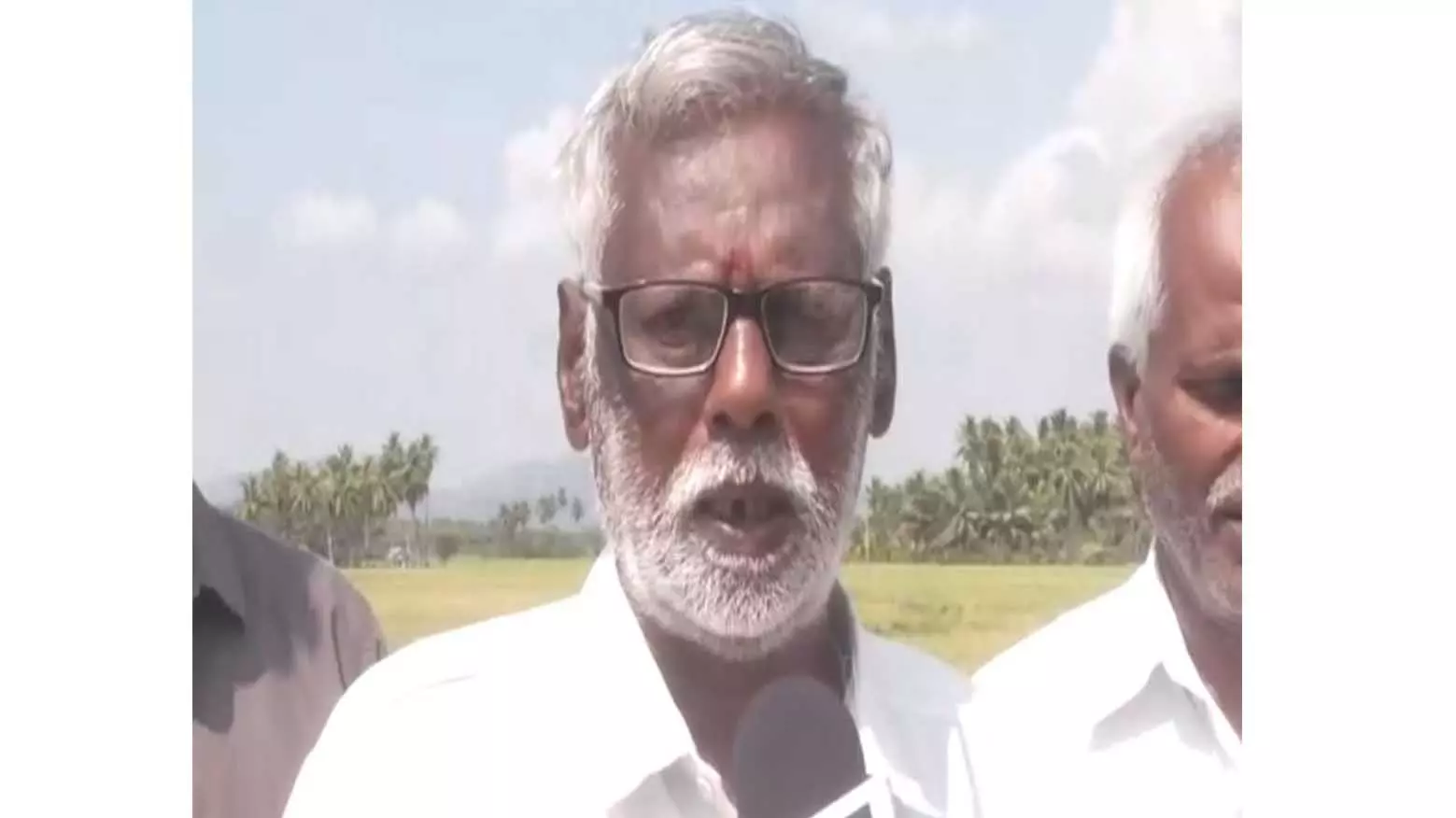 Madurai के पास ओलावृष्टि से धान की फ़सलों को हुए नुक़सान के बाद शोलावंदन के किसान सरकारी मदद की गुहार लगा रहे Madurai के पास ओलावृष्टि से धान की फ़सलों को हुए नुक़सान के बाद शोलावंदन के किसान सरकारी मदद की गुहार लगा रहे