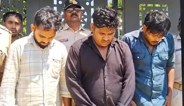 Suvarnapur में कोडीन कफ सिरप की 1.5 हज़ार बोतलें ज़ब्त, 3 गिरफ़्तार Suvarnapur में कोडीन कफ सिरप की 1.5 हज़ार बोतलें ज़ब्त, 3 गिरफ़्तार