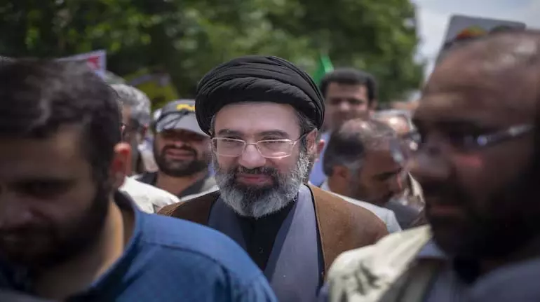 Iran को असल में कौन चला रहा है? मोजतबा खामेनेई जीवित हैं, लेकिन पूरी तरह से नियंत्रण में नहीं Iran को असल में कौन चला रहा है? मोजतबा खामेनेई जीवित हैं, लेकिन पूरी तरह से नियंत्रण में नहीं