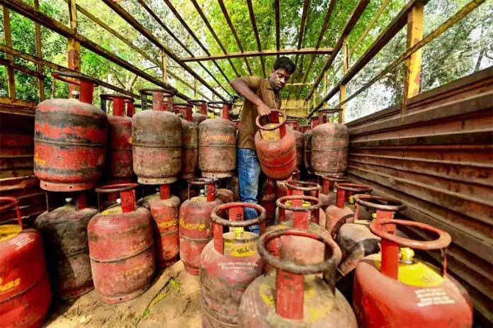 घरेलू उत्पादन में सुधार के चलते सरकार ने कमर्शियल LPG का आवंटन बढ़ाकर 50% किया घरेलू उत्पादन में सुधार के चलते सरकार ने कमर्शियल LPG का आवंटन बढ़ाकर 50% किया