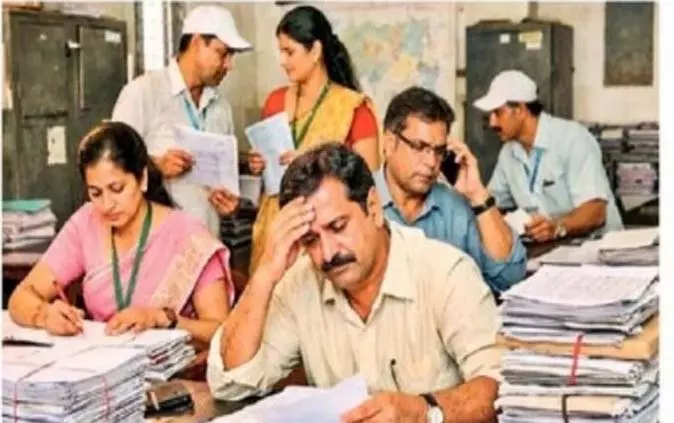 उत्तर पुस्तिकाओं के बंडल, PAT परीक्षा, जनगणना और मतदाता सूची का संशोधन कार्य जारी उत्तर पुस्तिकाओं के बंडल, PAT परीक्षा, जनगणना और मतदाता सूची का संशोधन कार्य जारी
