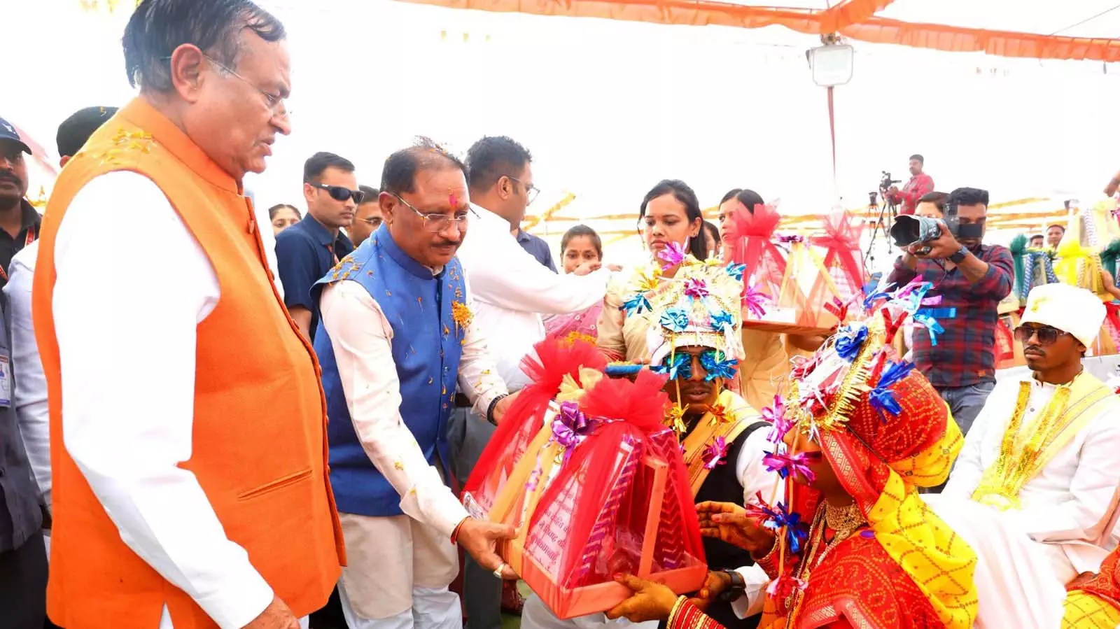 CM साय ने गोंडवाना समाज के आदर्श सामूहिक विवाह में नवदंपतियों को दिया आशीर्वाद CM साय ने गोंडवाना समाज के आदर्श सामूहिक विवाह में नवदंपतियों को दिया आशीर्वाद