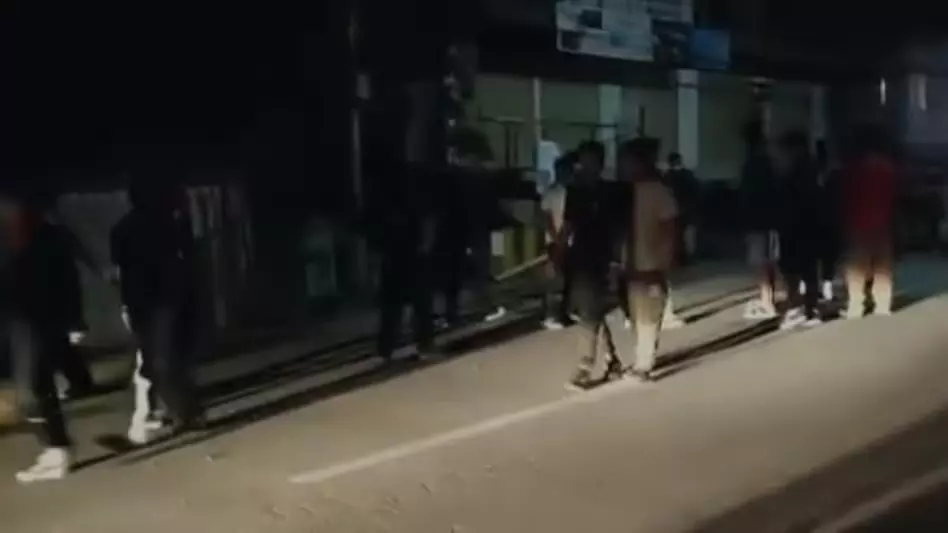 चुराचांदपुर में तनाव, KZC नेता के घर के बाहर भिड़ंत और आंसू गैस का इस्तेमाल चुराचांदपुर में तनाव, KZC नेता के घर के बाहर भिड़ंत और आंसू गैस का इस्तेमाल