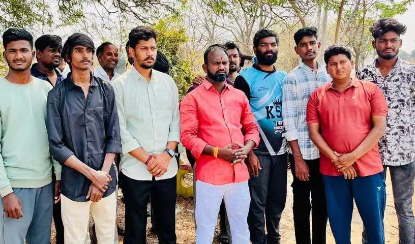 सड़क निर्माण कार्य शुरू करने की मांग को लेकर युवाओं का धरना सड़क निर्माण कार्य शुरू करने की मांग को लेकर युवाओं का धरना