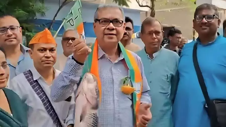 WB चुनाव 2026: BJP के मछली वाले कैंपेन वीडियो से नवरात्रि विवाद खड़ा हुआ WB चुनाव 2026: BJP के मछली वाले कैंपेन वीडियो से नवरात्रि विवाद खड़ा हुआ