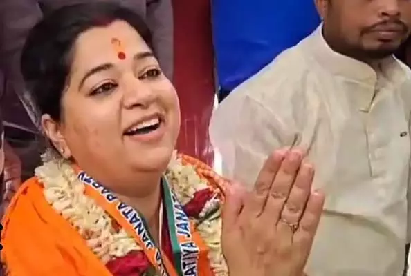 मंदिर का दरवाज़ा बंद होने के बाद BJP के बर्दवान दक्षिण उम्मीदवार की प्रतिक्रिया मंदिर का दरवाज़ा बंद होने के बाद BJP के बर्दवान दक्षिण उम्मीदवार की प्रतिक्रिया