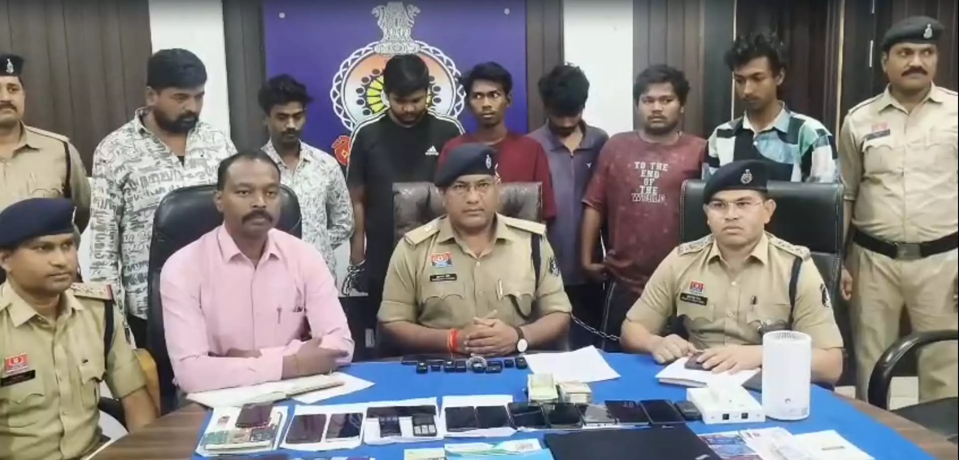 CG BREAKING: ऑनलाइन सट्टा गिरोह का भंडाफोड़, 7 आरोपी गिरफ्तार CG BREAKING: ऑनलाइन सट्टा गिरोह का भंडाफोड़, 7 आरोपी गिरफ्तार