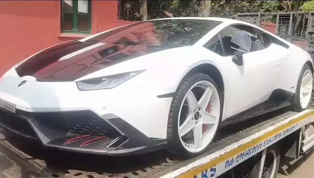 बेंगलुरु में अनिल कुंबले सर्कल पर Lamborghini से स्टंट, पुलिस ने कार जब्त की बेंगलुरु में अनिल कुंबले सर्कल पर Lamborghini से स्टंट, पुलिस ने कार जब्त की