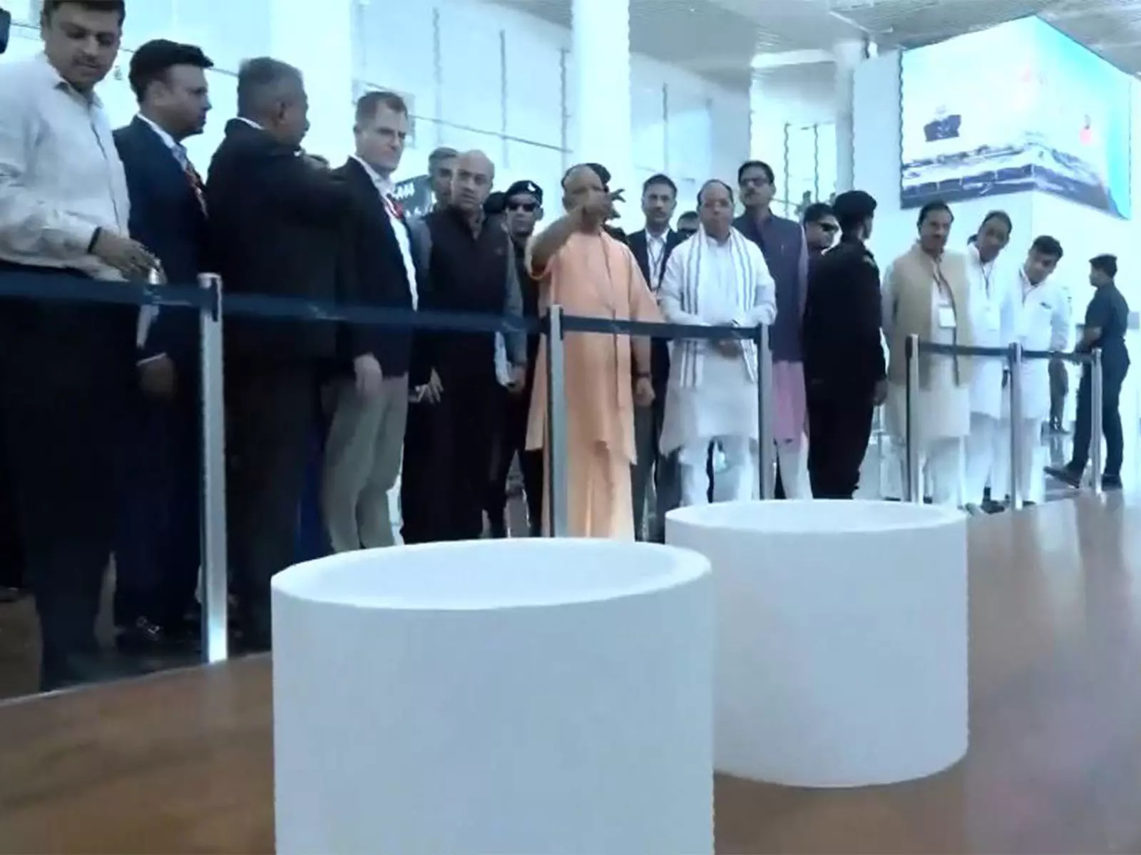 CM योगी आदित्यनाथ ने 28 मार्च को PM मोदी द्वारा उद्घाटन से पहले जेवर एयरपोर्ट का निरीक्षण किया CM योगी आदित्यनाथ ने 28 मार्च को PM मोदी द्वारा उद्घाटन से पहले जेवर एयरपोर्ट का निरीक्षण किया