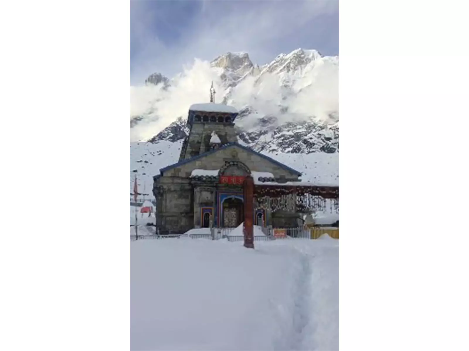 भारी बर्फबारी से Kedarnath धाम 3-4 फीट मोटी बर्फ की चादर से ढका भारी बर्फबारी से Kedarnath धाम 3-4 फीट मोटी बर्फ की चादर से ढका