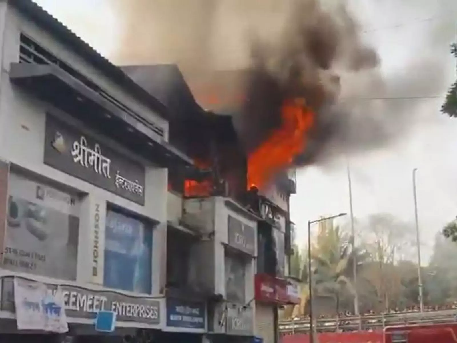 Mumbai: तुरभे सेक्टर 21 में एक दुकान में लगी आग, दमकल की टीमें मौके पर मौजूद Mumbai: तुरभे सेक्टर 21 में एक दुकान में लगी आग, दमकल की टीमें मौके पर मौजूद
