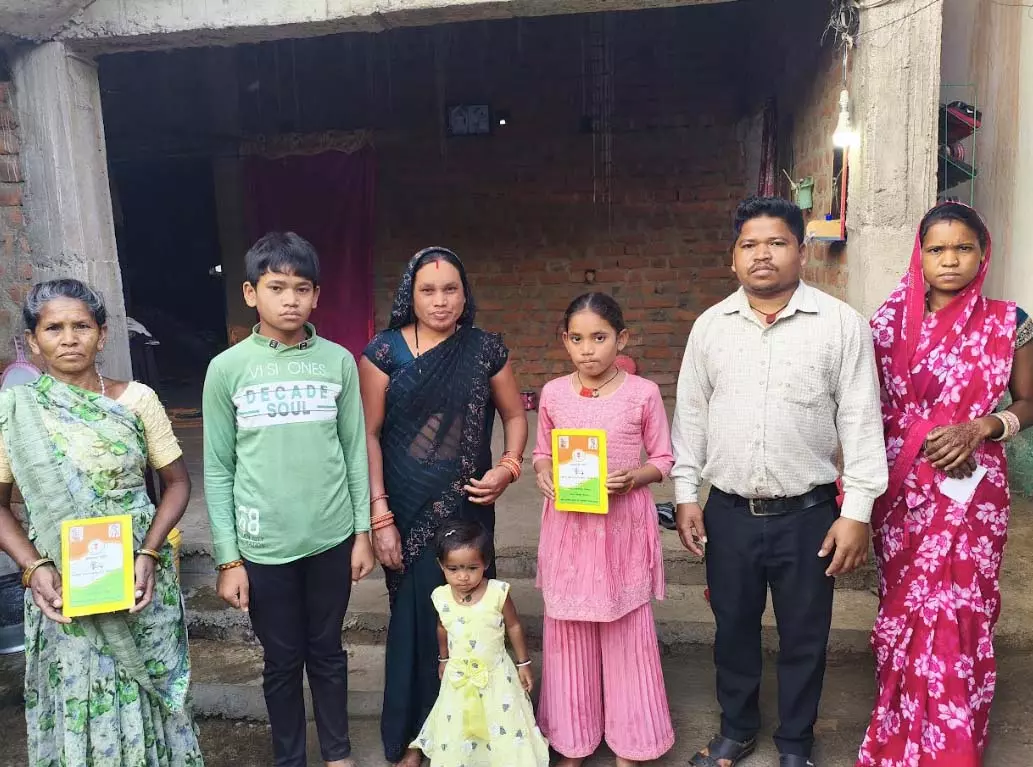 पीएम जनमन योजना के तहत खल्लारी के 11 कमार परिवारों के 26 सदस्यों को मिले आधार पीएम जनमन योजना के तहत खल्लारी के 11 कमार परिवारों के 26 सदस्यों को मिले आधार