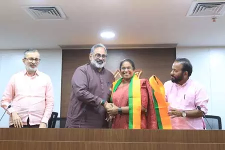 Kerala: सीपीआईएम नेता स्मिता सुंदरेशन भाजपा में शामिल Kerala: सीपीआईएम नेता स्मिता सुंदरेशन भाजपा में शामिल
