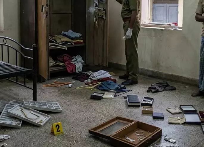 Spider-Man जैकेट में वारदात, पुलिसकर्मी के घर में चोरों ने उड़ाए 80 लाख के जेवर Spider-Man जैकेट में वारदात, पुलिसकर्मी के घर में चोरों ने उड़ाए 80 लाख के जेवर