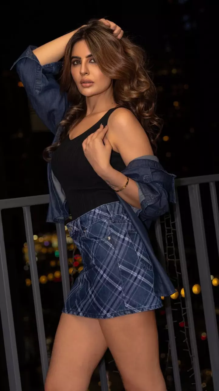दीप्ति साधवानी ने लगाया ग्लैमर का तड़का