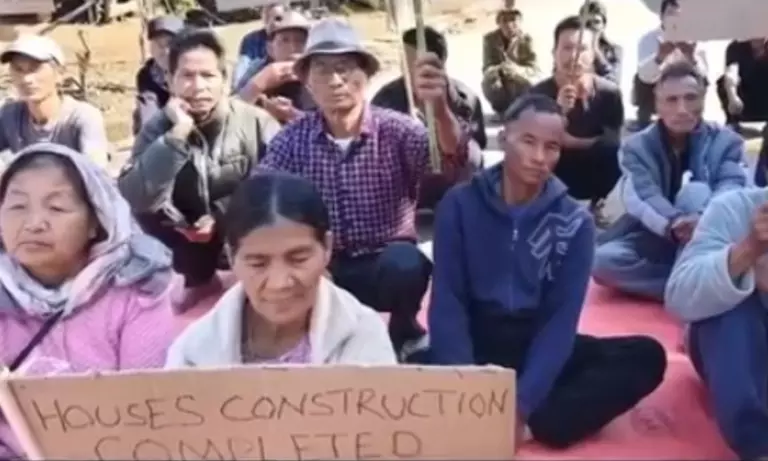 मणिपुर: कामजोंग में आदिवासी ग्रामीणों ने PMAY-G आवास फंड में देरी को लेकर विरोध किया प्रदर्शन मणिपुर: कामजोंग में आदिवासी ग्रामीणों ने PMAY-G आवास फंड में देरी को लेकर विरोध किया प्रदर्शन