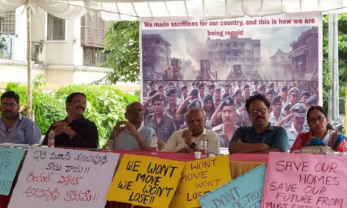 Bandlaguda के निवासियों ने गांधी सरोवर परियोजना के लिए भूमि अधिग्रहण का विरोध किया Bandlaguda के निवासियों ने गांधी सरोवर परियोजना के लिए भूमि अधिग्रहण का विरोध किया