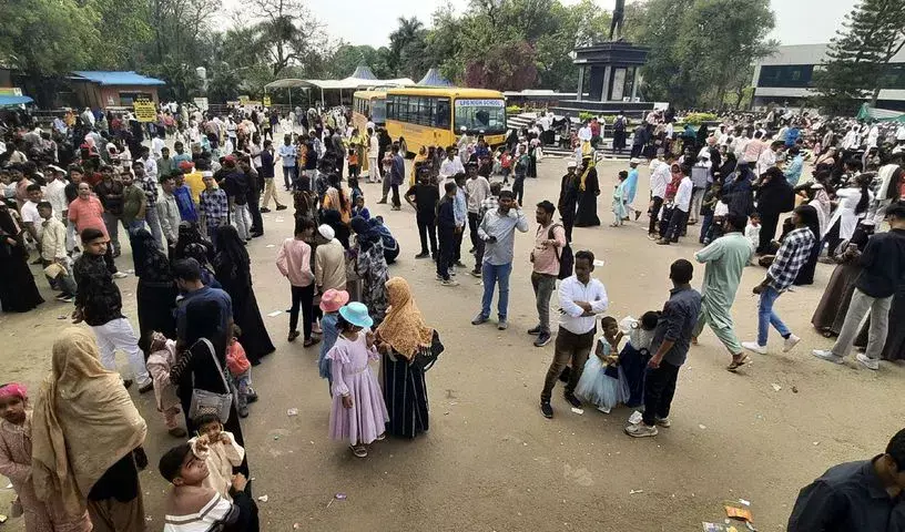 Hyderabad: ईद-उल-फितर मनाने के लिए हैदराबादी पार्कों और झीलों में उमड़ पड़े