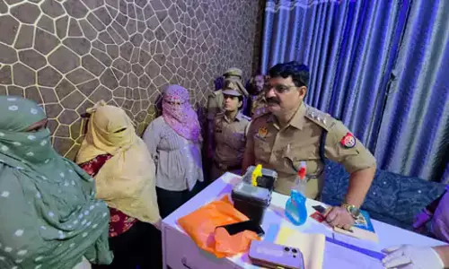 स्पा सेंटर पर पुलिस ने रेड मारकर सेक्स रैकेट पकड़ा, कस्टमर बनकर की छापेमारी स्पा सेंटर पर पुलिस ने रेड मारकर सेक्स रैकेट पकड़ा, कस्टमर बनकर की छापेमारी
