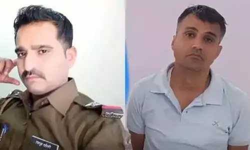 OMG! ACB ने पुलिस अफसर और कॉन्स्टेबल को 8 लाख की रिश्वत लेते गिरफ्तार किया, मचा हड़कंप OMG! ACB ने पुलिस अफसर और कॉन्स्टेबल को 8 लाख की रिश्वत लेते गिरफ्तार किया, मचा हड़कंप