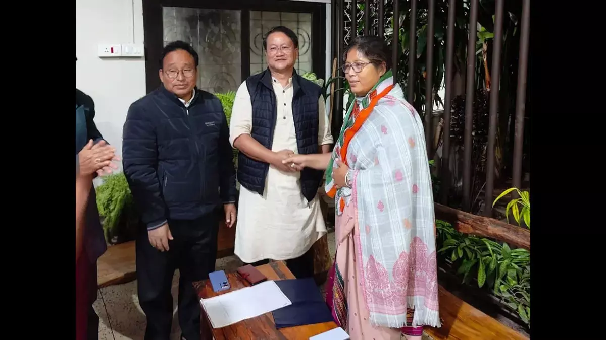 BJP द्वारा टिकट न दिए जाने के बाद असम की मंत्री नंदिता गोरलोसा कांग्रेस में शामिल BJP द्वारा टिकट न दिए जाने के बाद असम की मंत्री नंदिता गोरलोसा कांग्रेस में शामिल
