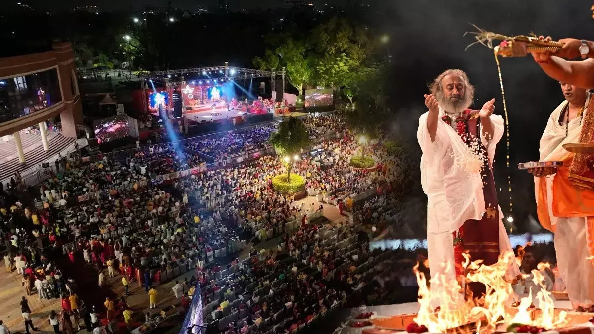 श्री श्री रवि शंकर ने दिल्ली में रिकॉर्ड तोड़ भजन गायन और पवित्र दुर्गा होम का नेतृत्व किया